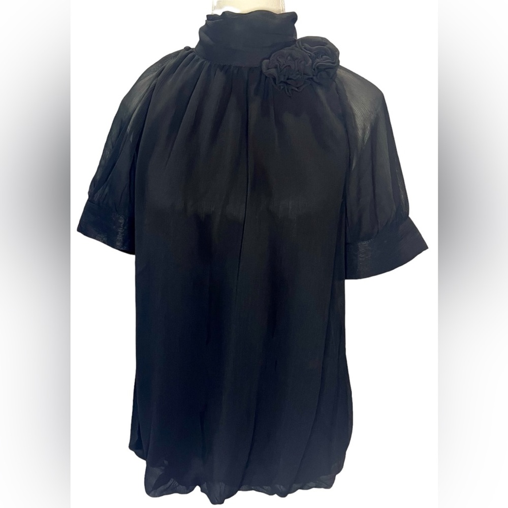 Gorgeous ESSENTIALS BY MILANO Black Sheer top w/ fabric flowers Size Medium